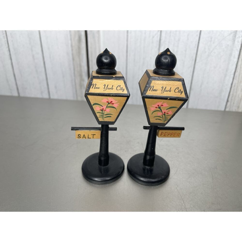 Vintage Souvenir New York City Light Pole Post Salt Pepper Shakers Japan